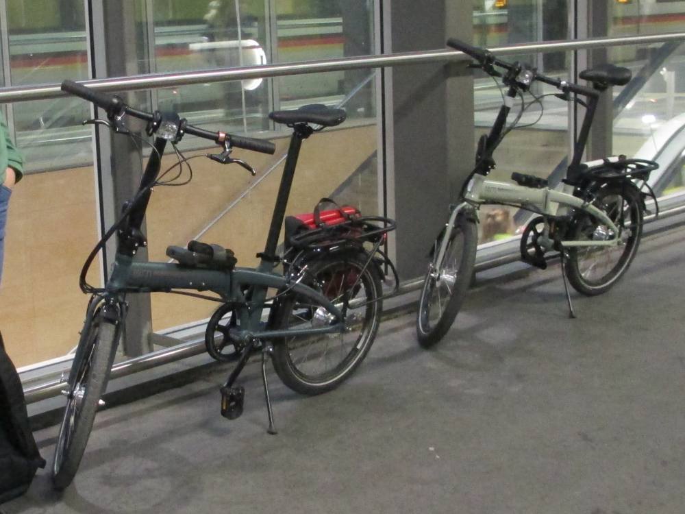 Faltrder auf dem Bahnsteig