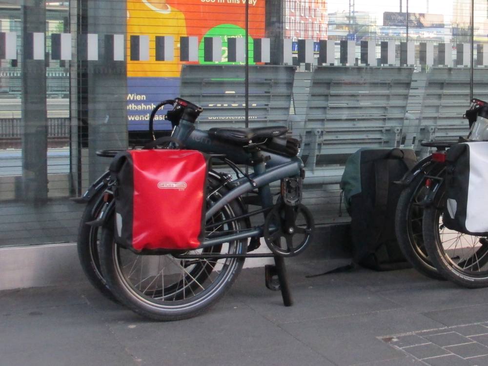 Faltrder auf dem Bahnsteig