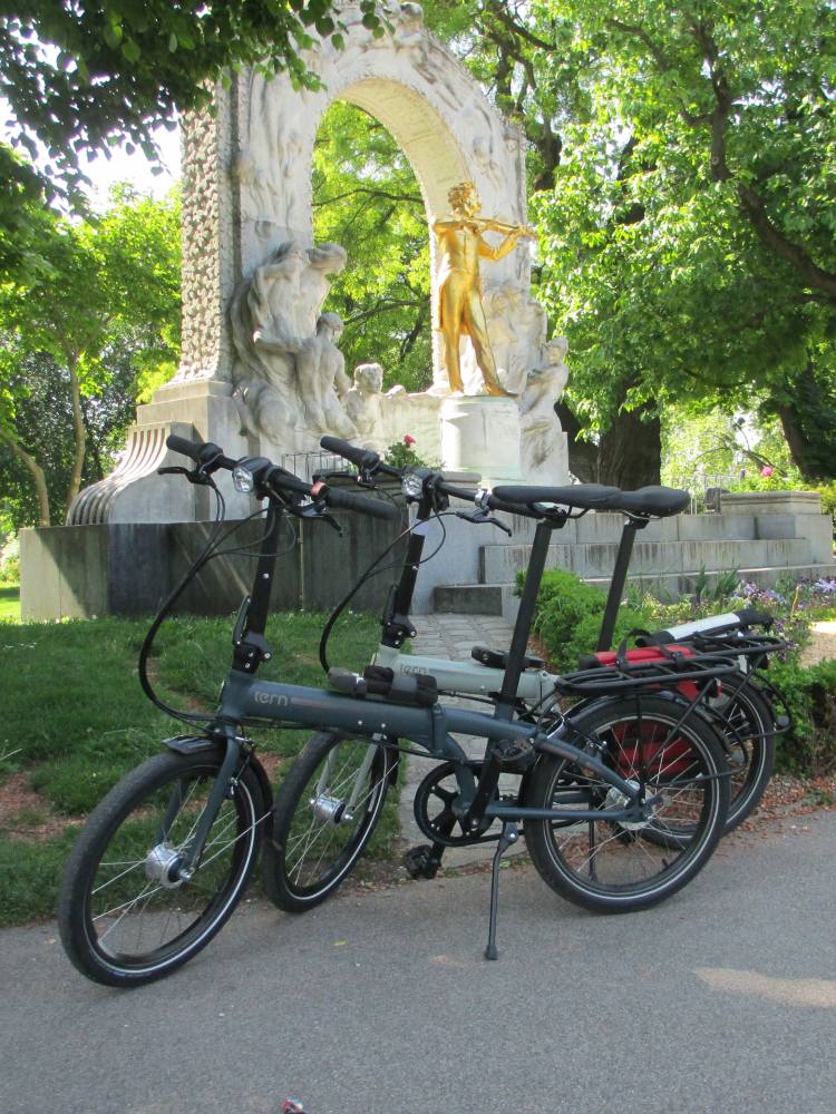 Rder am Johann Strauss Denkmal