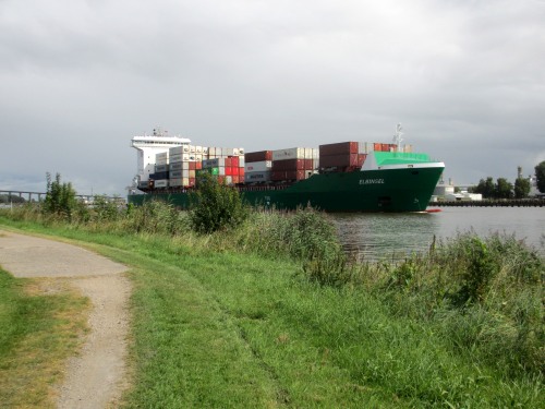 Containerschiff auf dem NOK